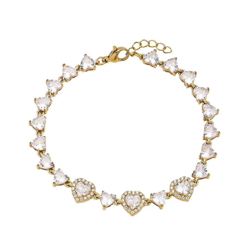 Elegantes goldenes Armband mit herzförmigen und klaren Kristallsteinen, verziert mit kleinen Strassrändern
