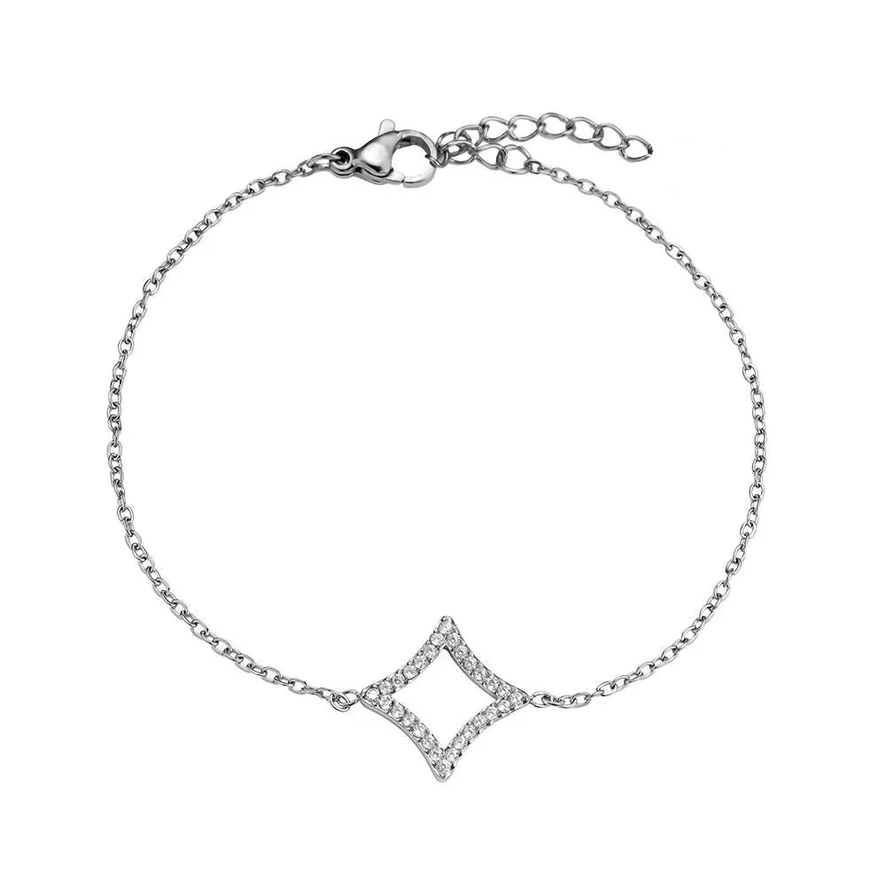 Feines silbernes Armband mit diamantbesetztem rautenförmigem Anhänger auf weißem Hintergrund