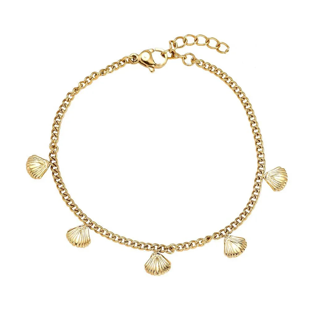 Goldfarbene Fußkette mit Muschelanhängern und Karabinerverschluss auf weißem Hintergrund