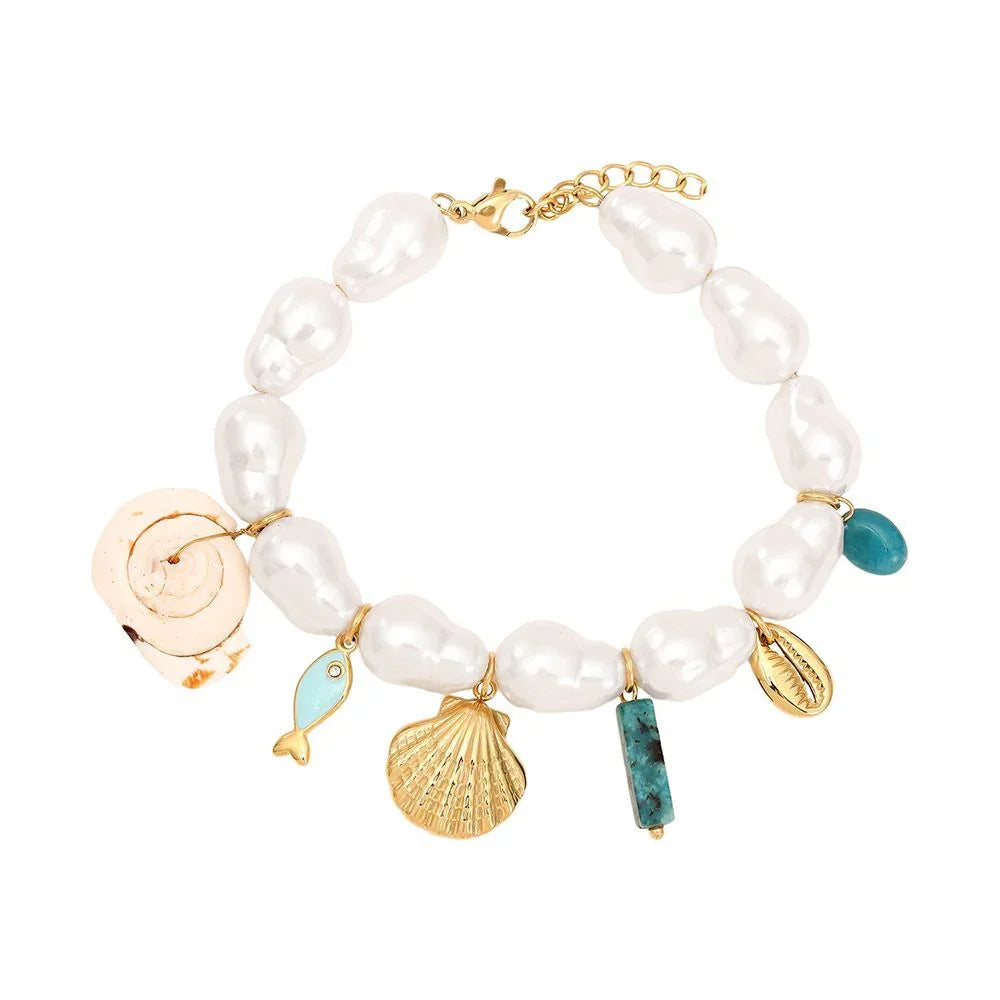 Perlenarmband mit goldenen Muschel- und Fischanhängern und türkisfarbenen Steinen