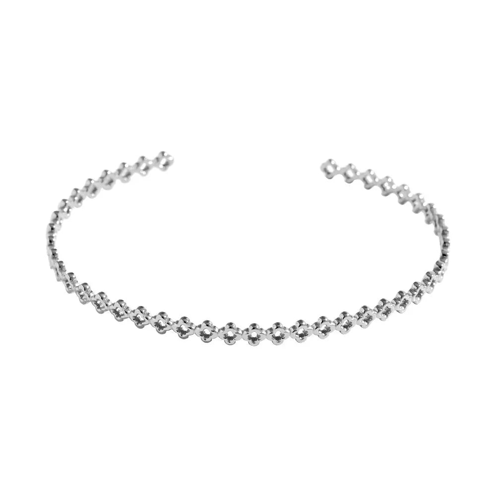 Feines silbernes Armband mit kleinen Blüten-Designs auf weißem Hintergrund