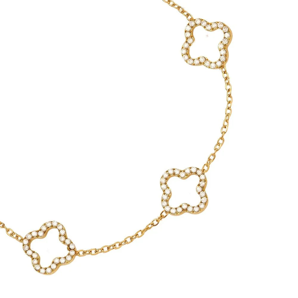 Goldkette mit drei blumenförmigen Anhängern besetzt mit weißen Kristallen, auf weißem Hintergrund