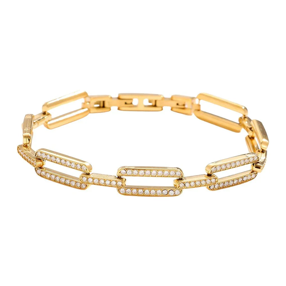 Goldfarbener Gliederarmband mit rechteckigen, mit weißen Steinen besetzten Gliedern