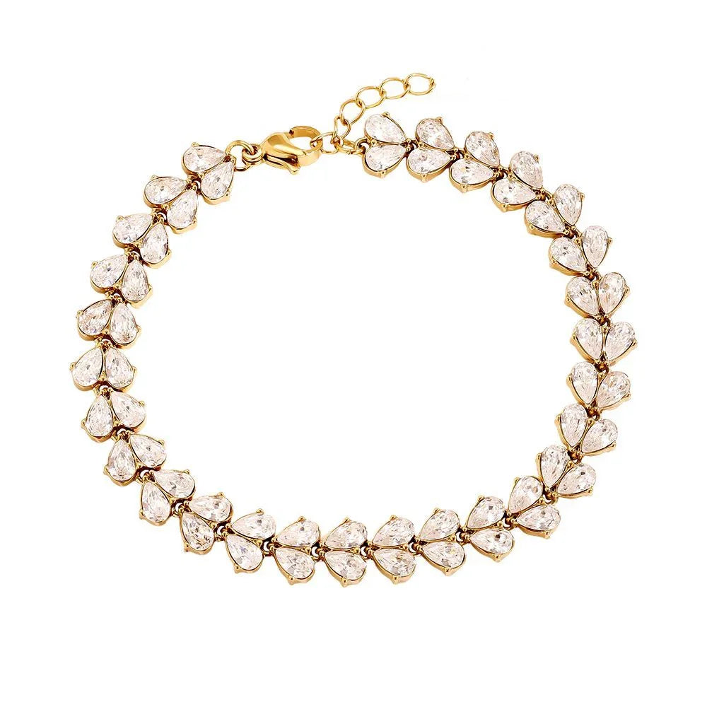 Armband mit goldfarbenem Verschluss und glitzernden tropfenförmigen Kristallen