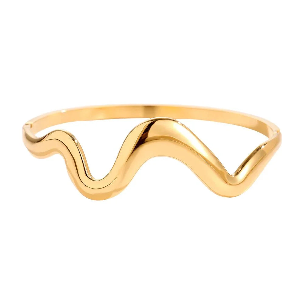 Goldfarbener Armreif mit wellenförmigem Design und glänzender Oberfläche