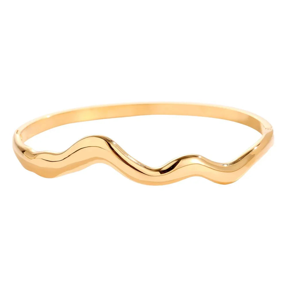 Elegantes goldfarbenes Armband mit wellenförmigem Design auf weißem Hintergrund