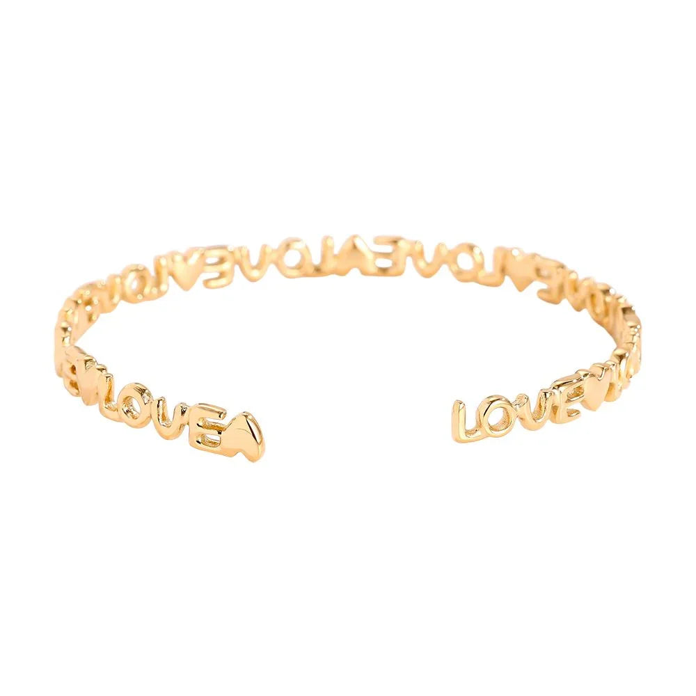 Offenes goldfarbenes Armband mit dem Wort LOVE und Herzsymbolen aus Metall