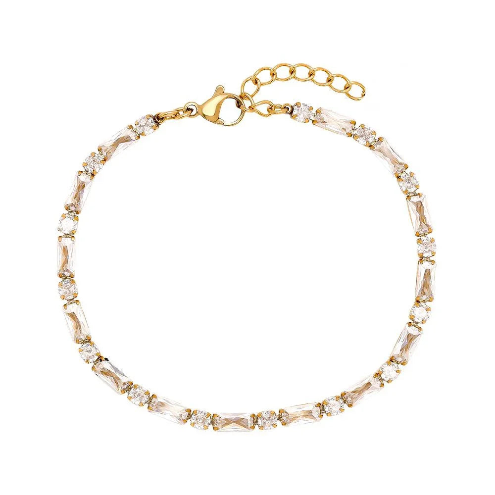 Feines goldfarbenes Armband mit rechteckigen und runden klaren Kristallen