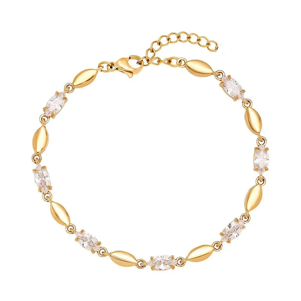 Feines goldfarbenes Armband mit ovalen klaren Kristallen und verstellbarem Verschluss