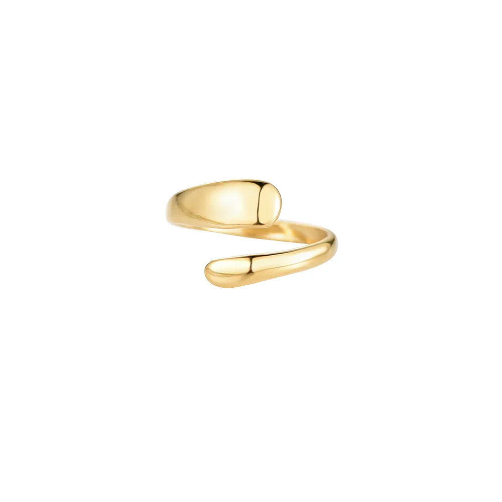 Offener, glatter goldener Ring mit modernem, minimalistischem Design auf weißem Hintergrund