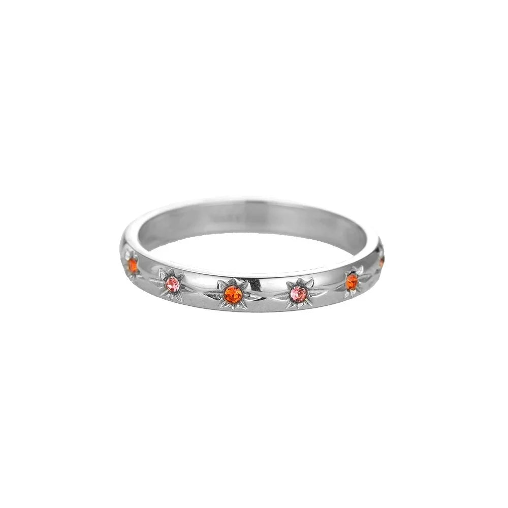 Silberner Ring mit orangefarbenen und rosa Blütenstein-Details auf weißem Hintergrund