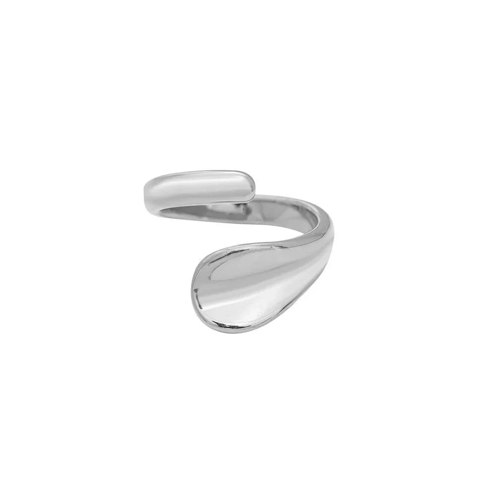 Eleganter offener Silberring mit gewölbtem, modernem Design auf weißem Hintergrund