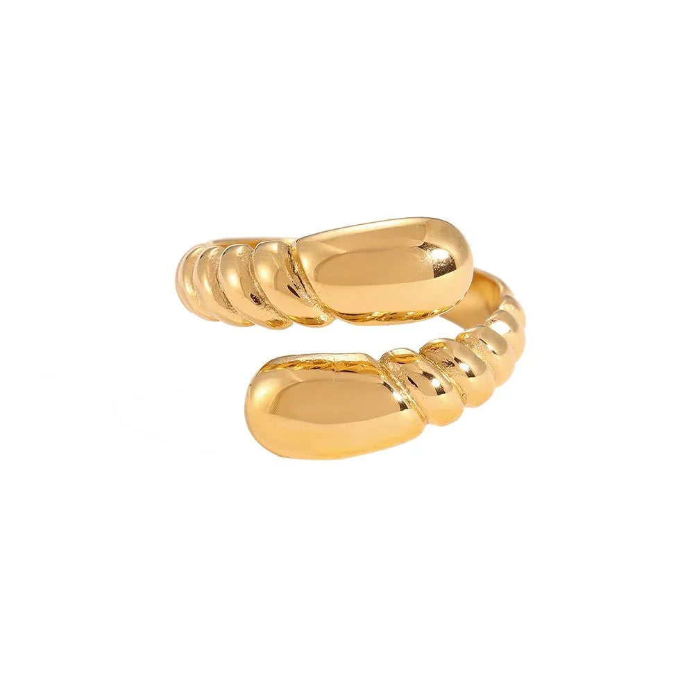 Offener goldener Ring mit gewelltem Design und glänzender Oberfläche