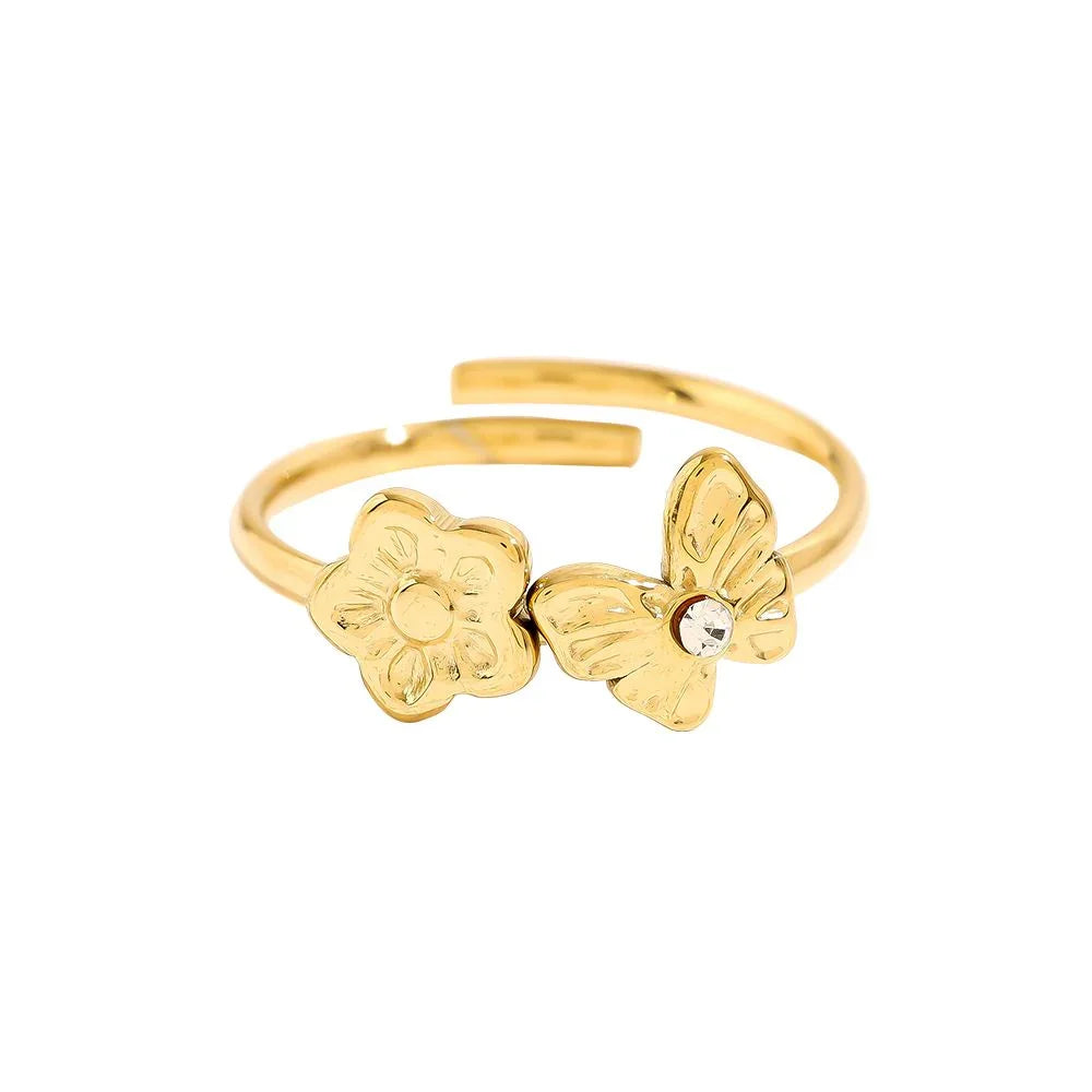 Goldener offener Ring mit Blume und Schmetterling, minimalistisch glänzend