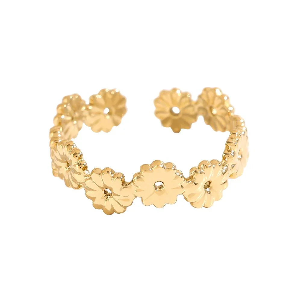 offener goldener Ring mit Blumenmuster auf weißem Hintergrund, Schmuck Accessoire