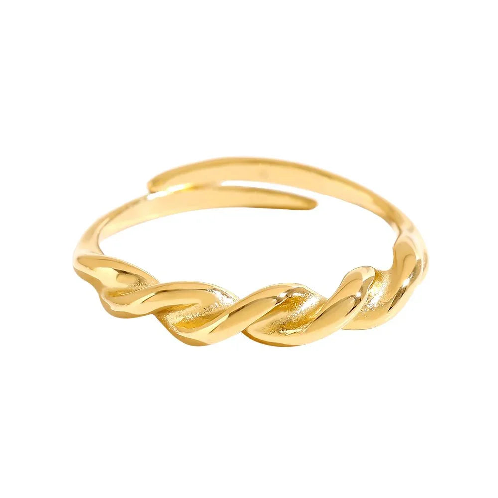 Feiner goldener offener Ring mit gedrehtem Design auf weißem Hintergrund