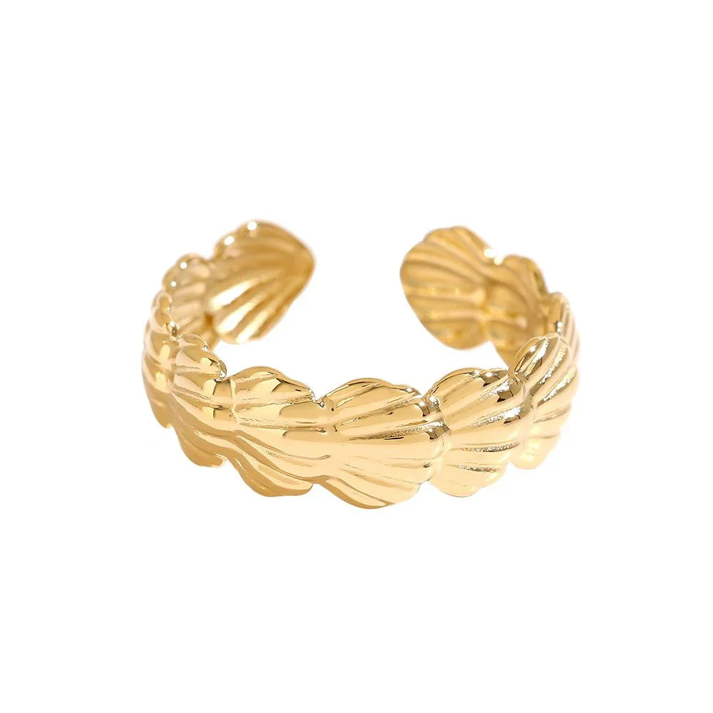 Goldfarbener offener Armreif mit Muschel-Design, glänzend und modisch