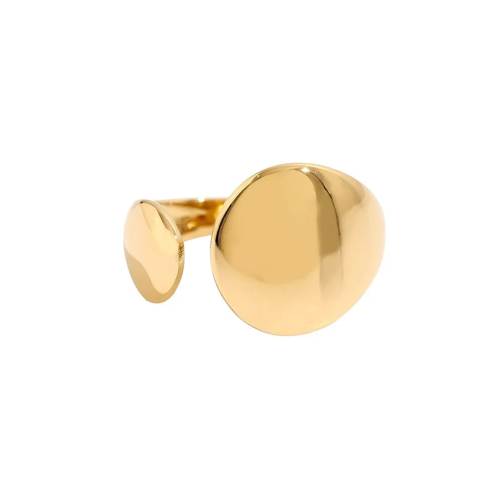 Offener, glänzender goldener Ring mit zwei unterschiedlichen, glatten, runden Enden auf weißem Hintergrund