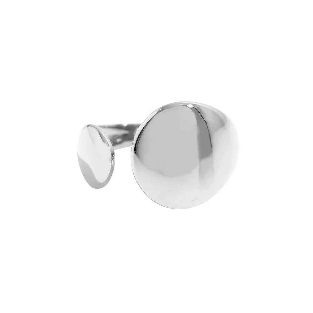 Silberner, verstellbarer Ring mit zwei glatten runden Enden auf weißem Hintergrund