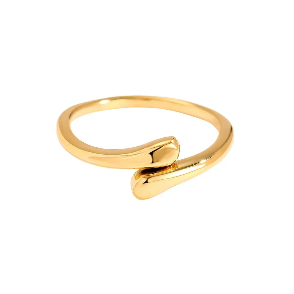 Eleganter goldener Offener Ring mit gebogenen Enden auf weißem Hintergrund