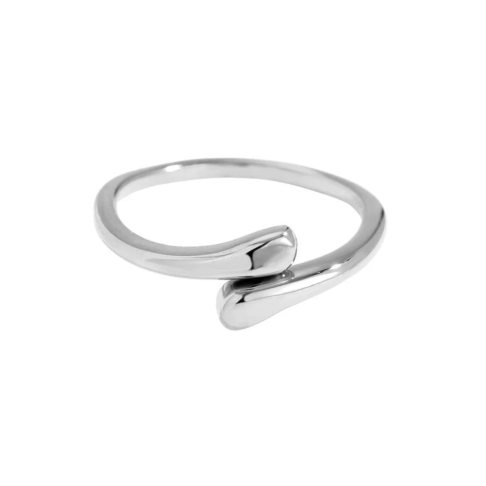 Eleganter offener Silberring mit zwei sich berührenden abgerundeten Enden auf weißem Hintergrund