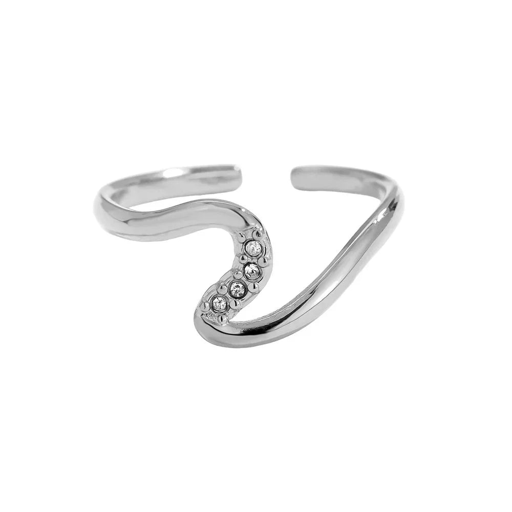 Offener silberner Ring mit geschwungener Form und kleinen Kristallen verziert