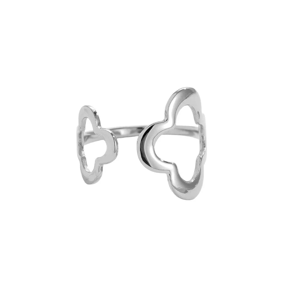 Silberner offener Ring mit zwei Wolkenformen, modernes Design auf weißem Hintergrund