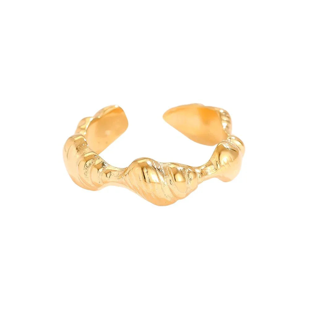 Offener, goldfarbener Fingerring mit muschelartigem, strukturiertem Design