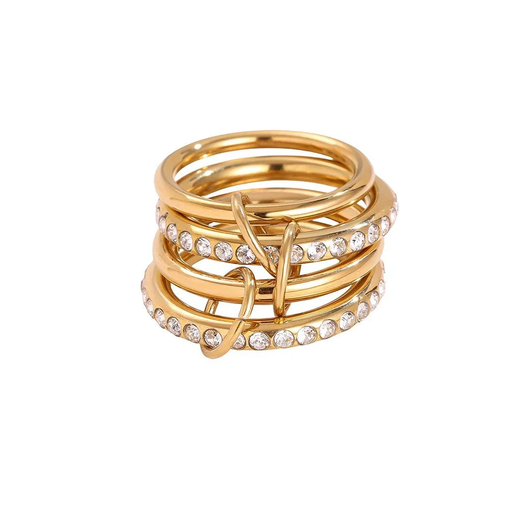 Goldfarbener Ring mit klaren Zirkonia-Steinen, moderne Schmuckdesigns
