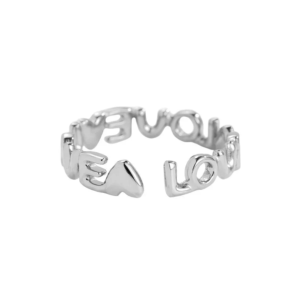 Silberner Ring aus Buchstaben, die das Wort LOVE formen, modernes Schmuckdesign