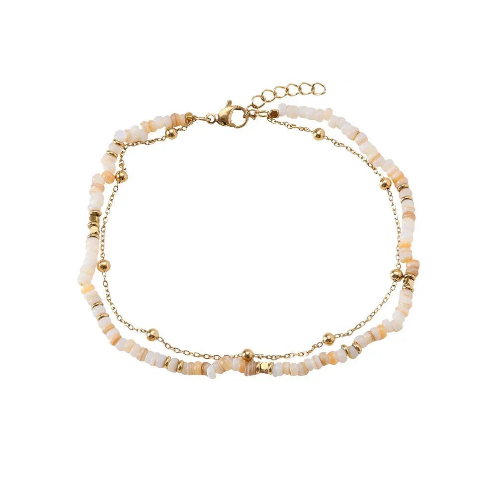 zarte zweireihige goldfarbene Fußkette mit weißen und goldfarbenen Perlen