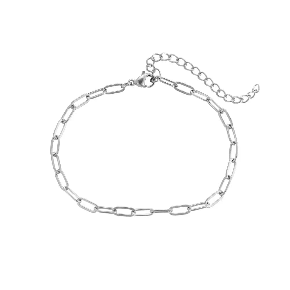 Silbernes Gliederarmband mit Verlängerungskette und Karabinerverschluss auf weißem Hintergrund