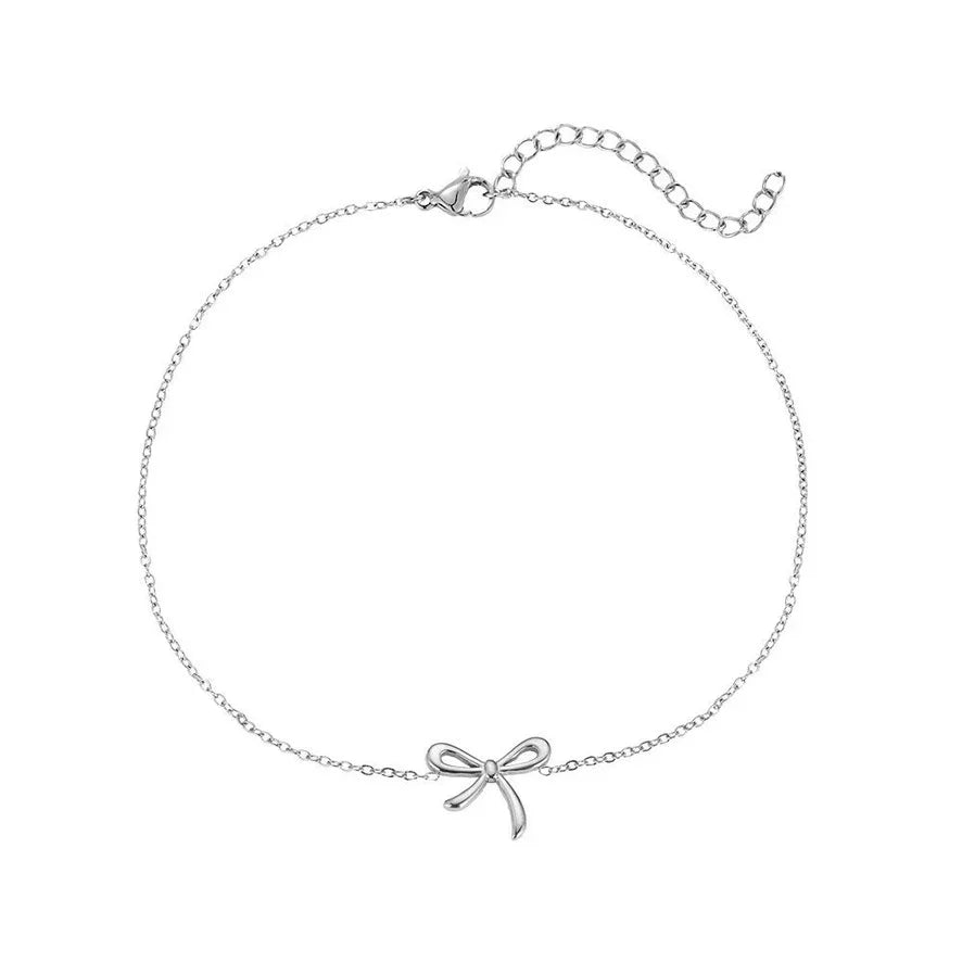 Feine silberne Halskette mit kleinem Schleifenanhänger und verstellbarem Verschluss