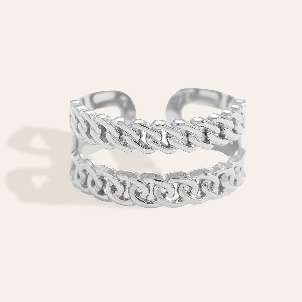 Silberner verstellbarer Ring mit doppeltem Kettendesign auf hellbeigem Hintergrund