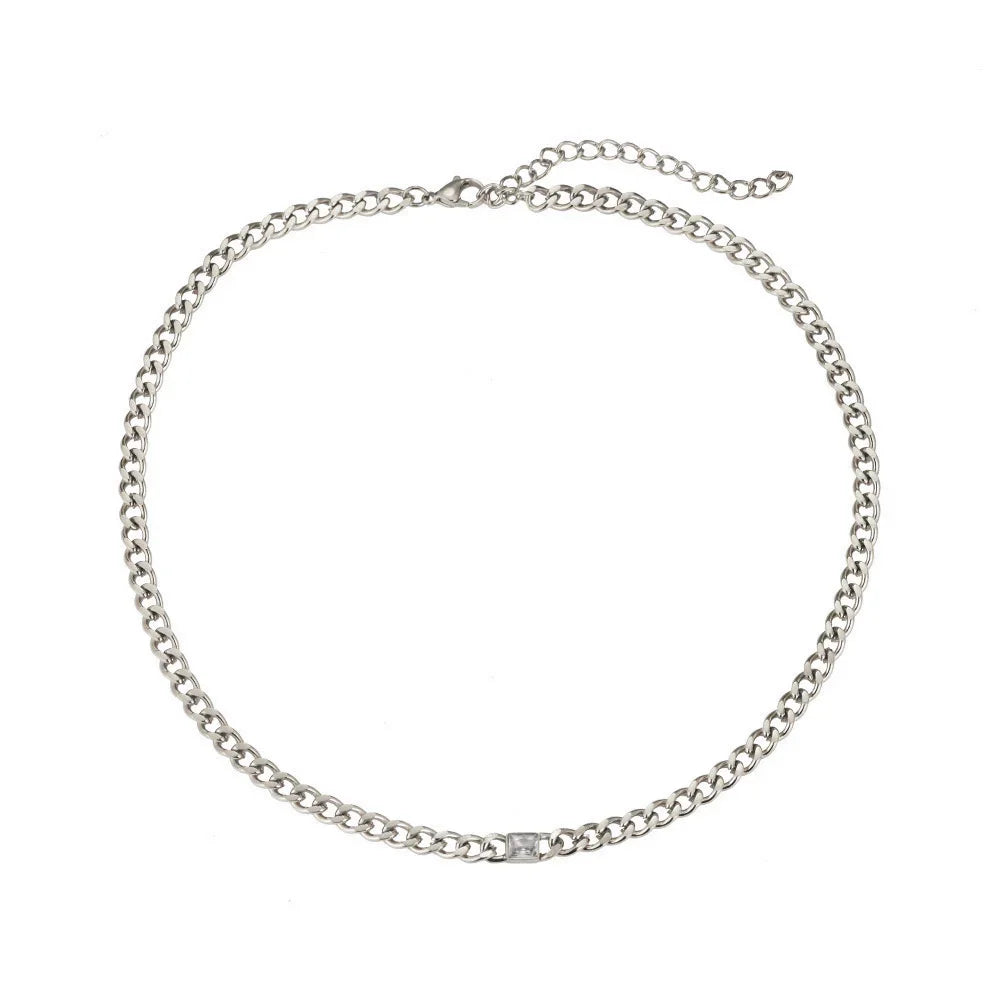 Silberne Gliederkette Halskette mit quadratischem kristallklaren Anhänger auf weißem Hintergrund
