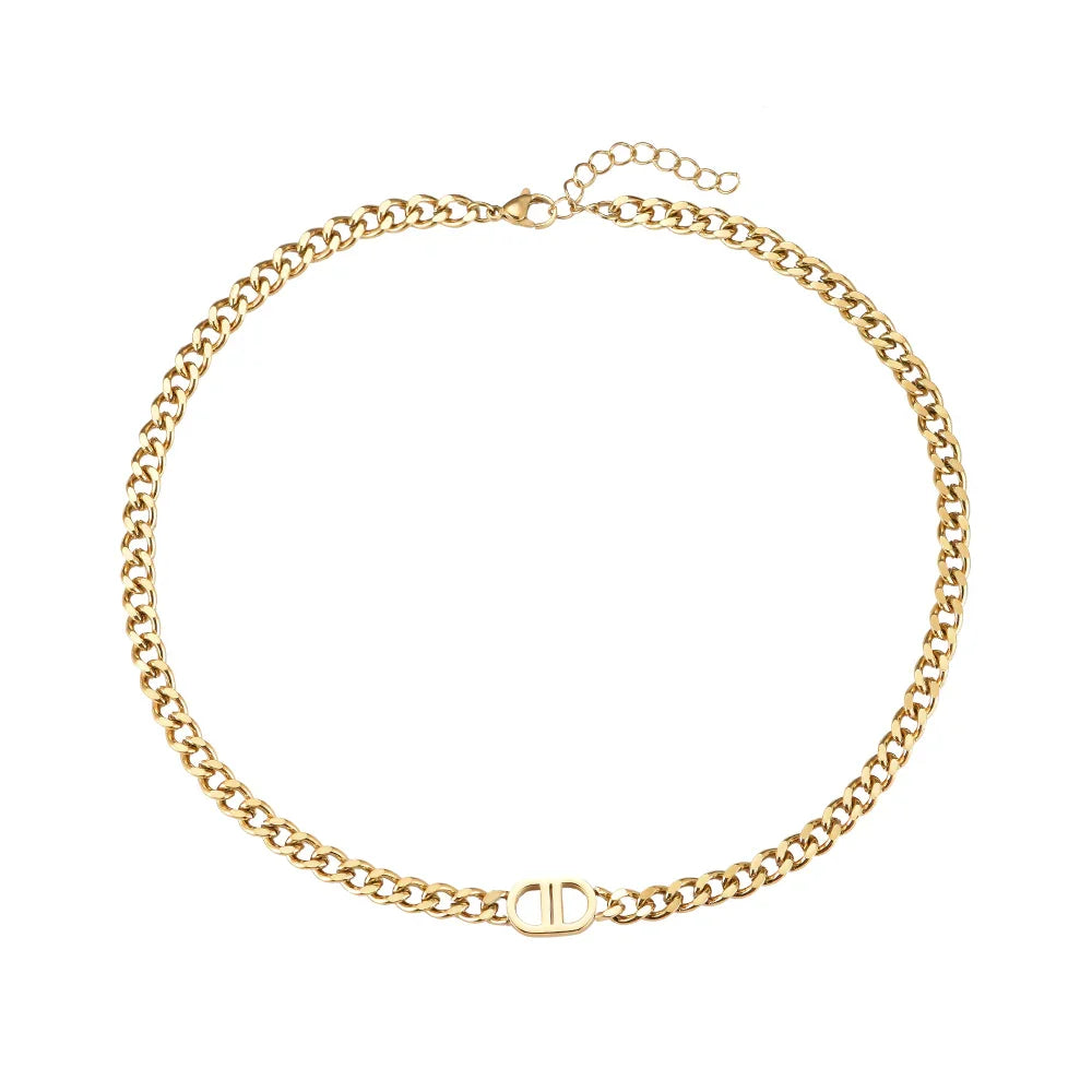 Goldfarbene Gliederkette mit ovalem mittlerem Glied und Verlängerungskette auf weißem Hintergrund