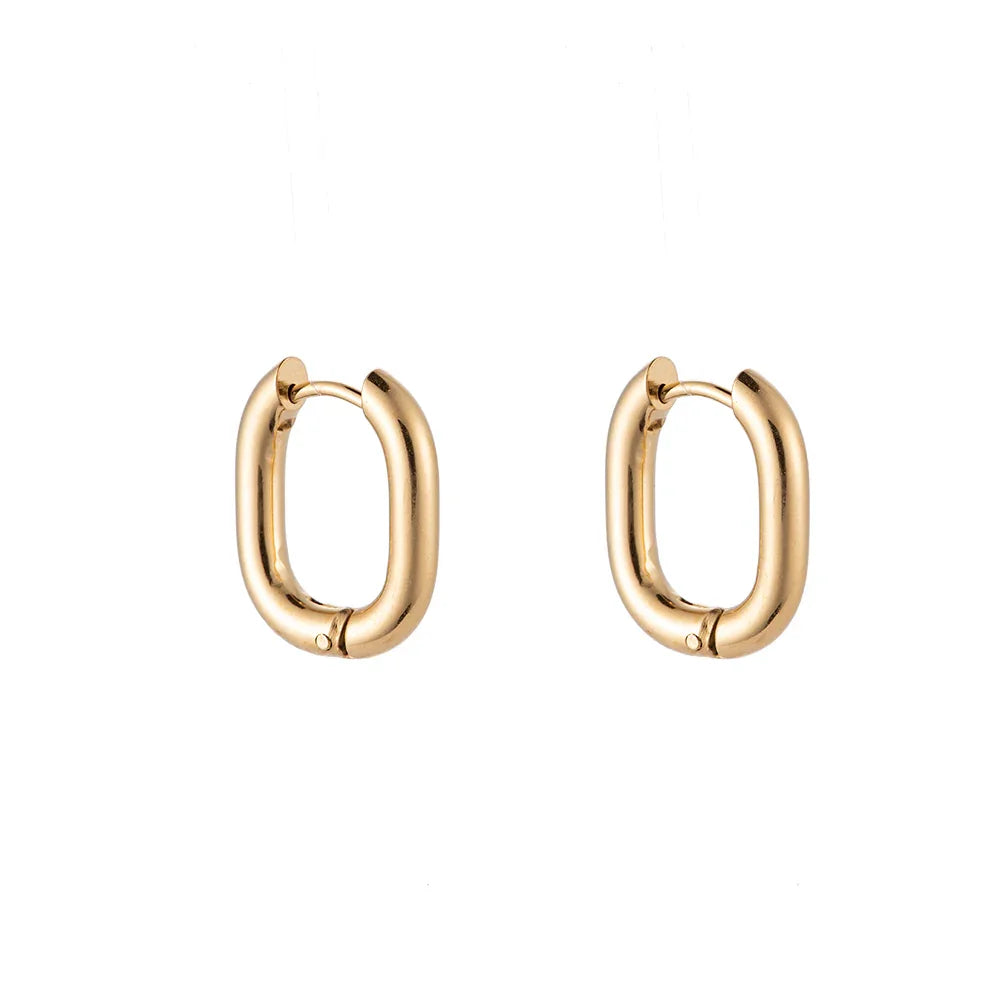 Goldene ovale Creolen Ohrringe auf weißem Hintergrund, modernes Schmuckdesign