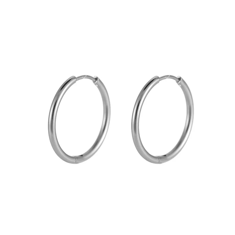 Silberne schlichte Creolen Ohrringe aus Metall auf weißem Hintergrund