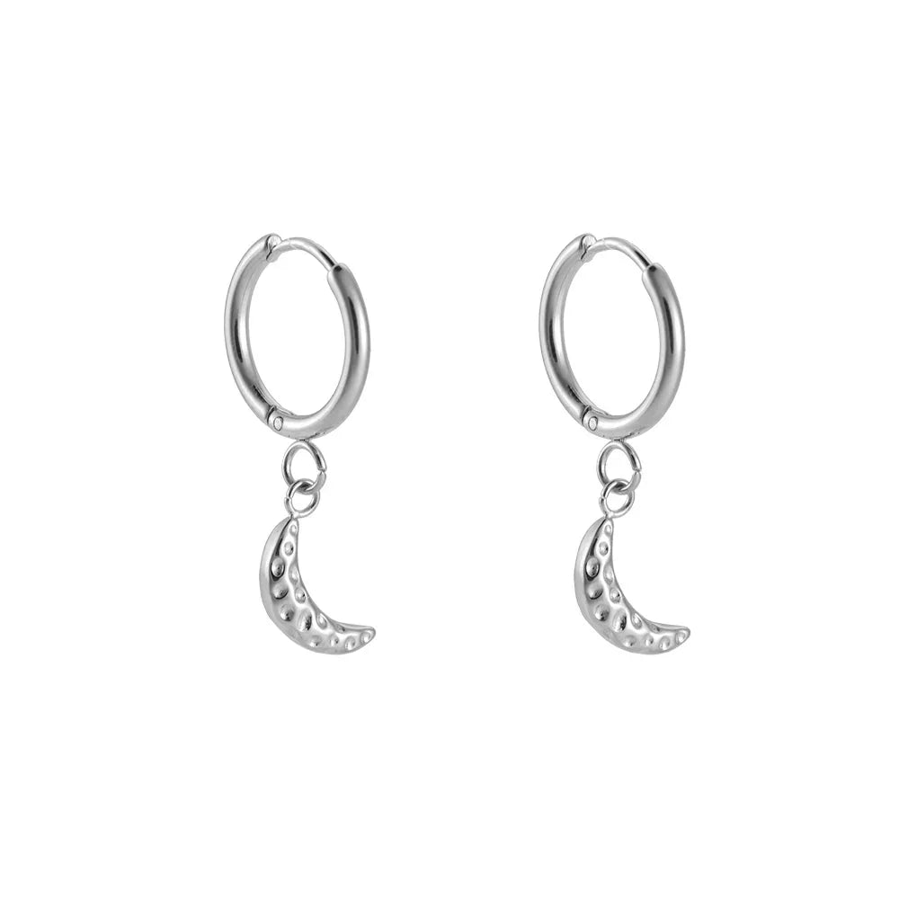 Silberne Creolen Ohrringe mit kleinen Mondanhängern, modernes Design auf weißem Hintergrund
