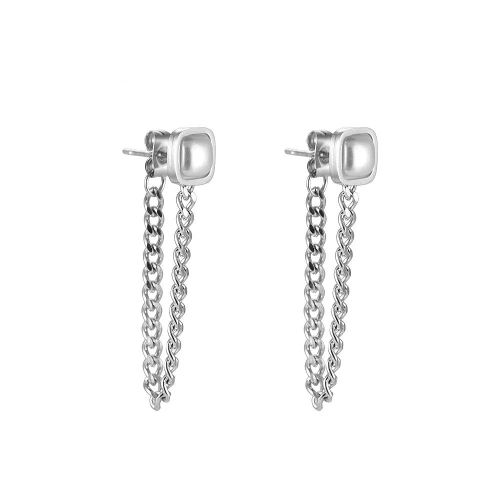 Silberne Ohrstecker mit quadratischem Stein und zwei Ketten als modischer Damenschmuck