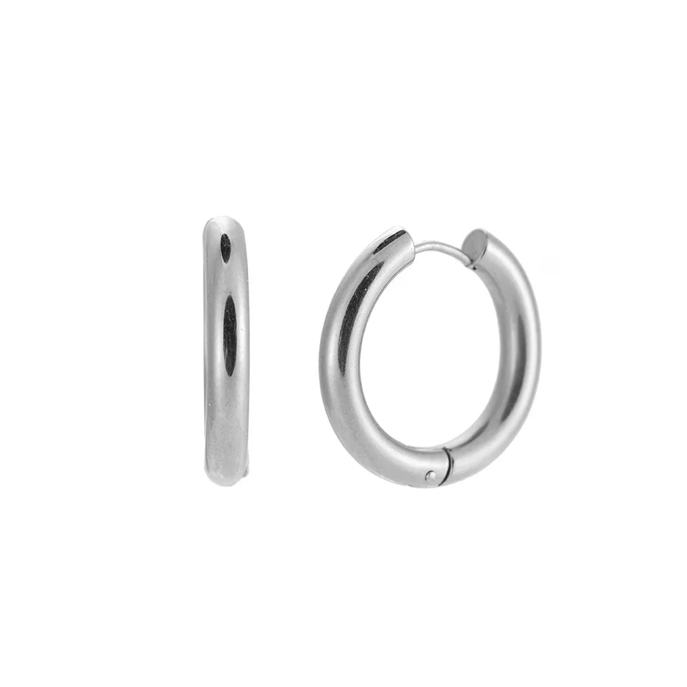 Silberne Creolen Ohrstecker aus poliertem Metall, minimalistisches Design, weißer Hintergrund