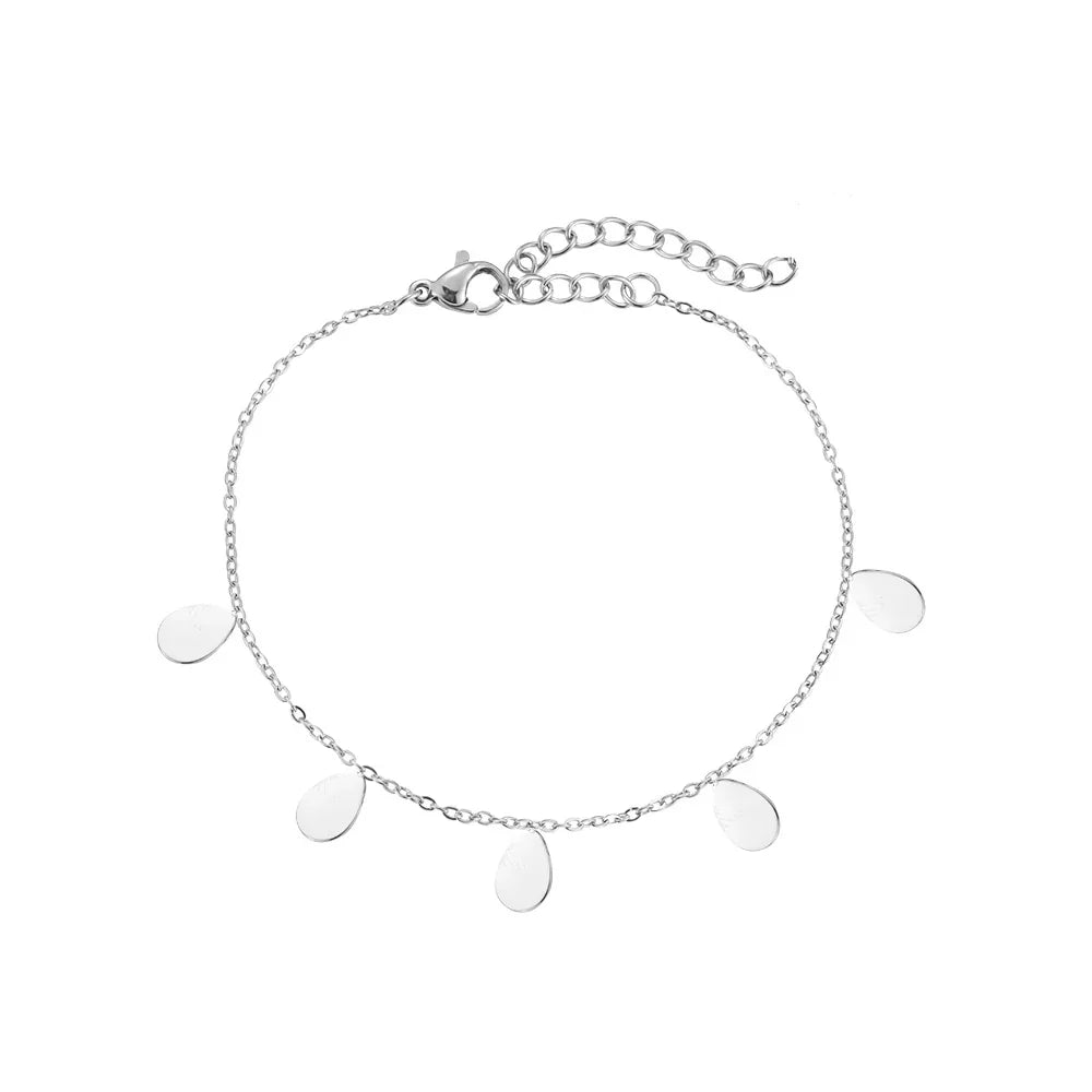 Silbernes Armband mit kleinen Tropfen-Anhängern und Verlängerungskette auf weißem Hintergrund