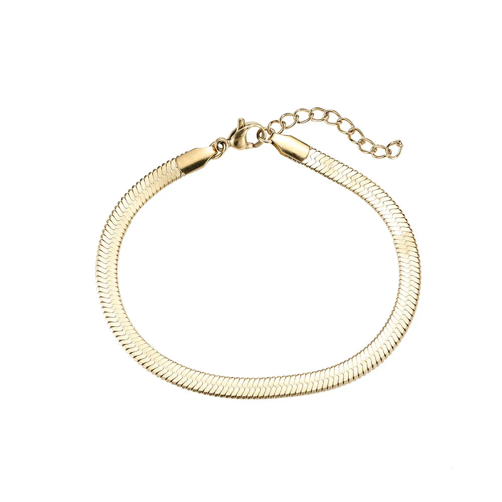 Goldfarbene Gliederarmkette mit Verlängerungskette und Karabinerverschluss auf weißem Hintergrund