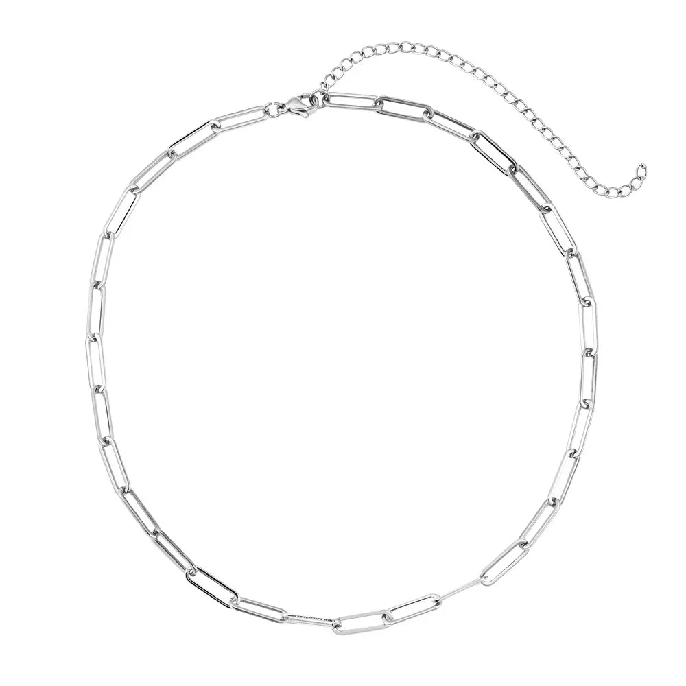 Silberne Halskette mit länglichen Gliedern und verstellbarem Verlängerungsband auf weißem Hintergrund