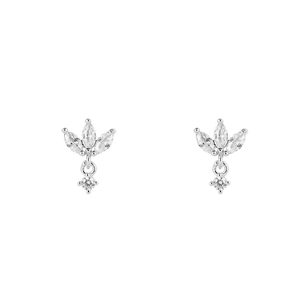 Silberne Ohrringe mit drei Marquise-förmigen und einem runden Zirkonia-Steinen auf weißem Hintergrund