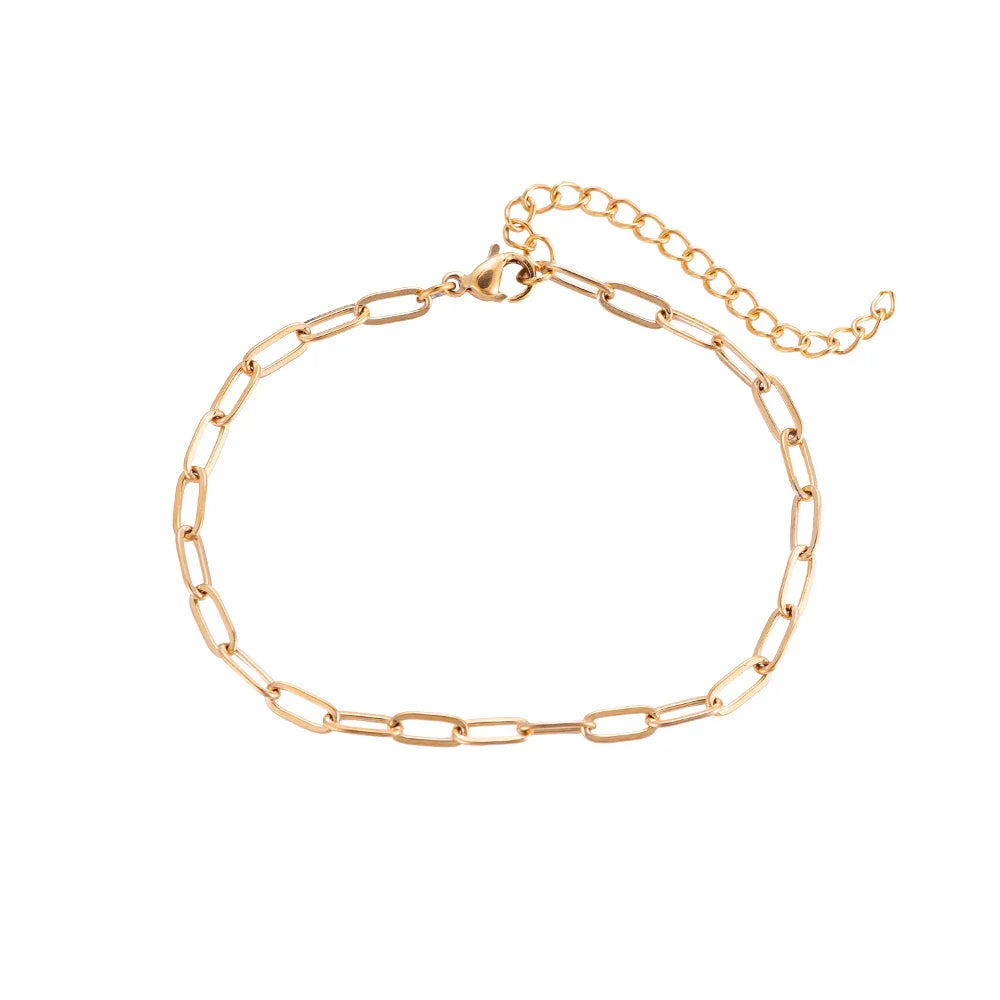 Goldfarbene Gliederkette mit Verlängerung und Karabinerhaken auf weißem Hintergrund