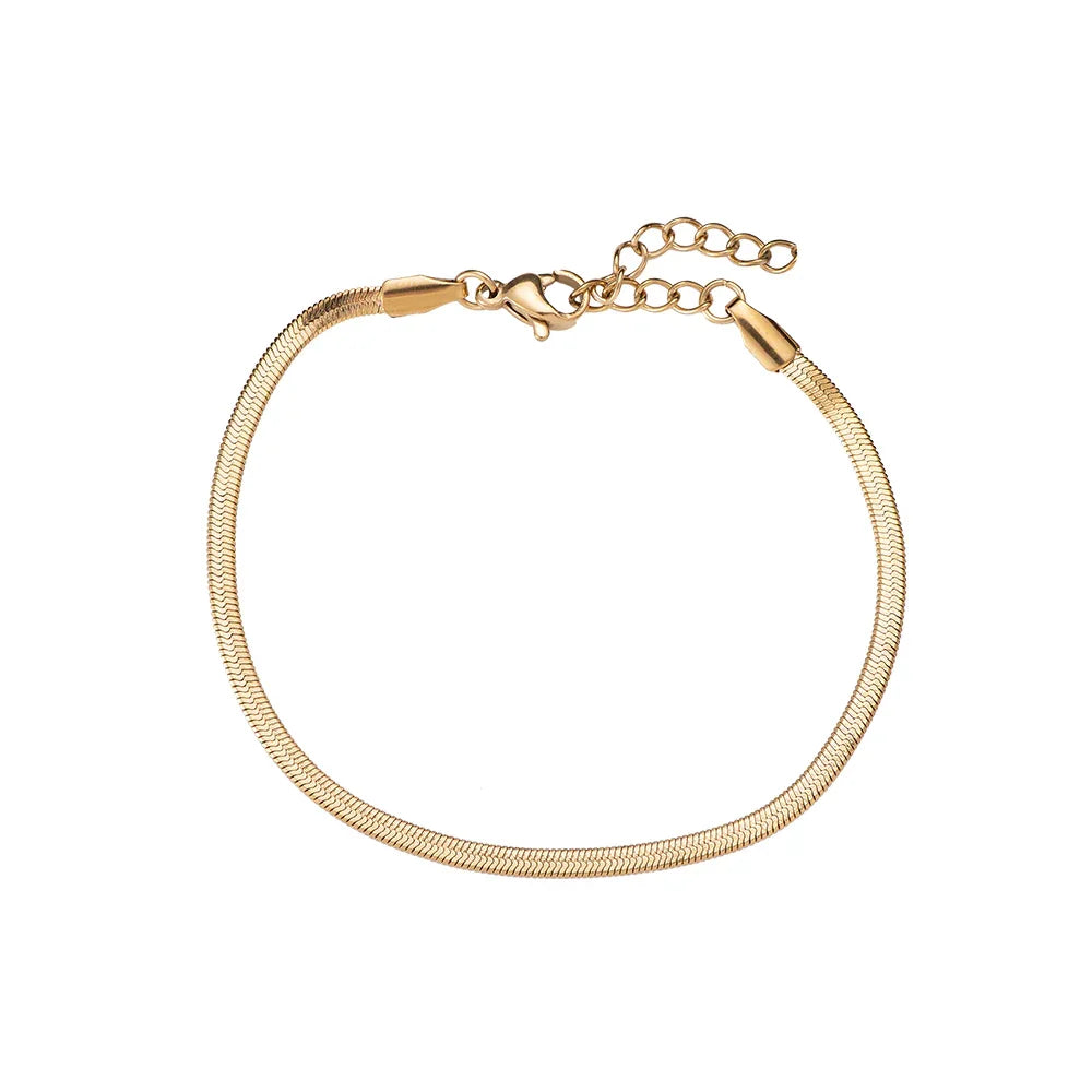 Feines goldfarbenes Armband mit feiner Kettengliederung und verstellbarem Verschluss